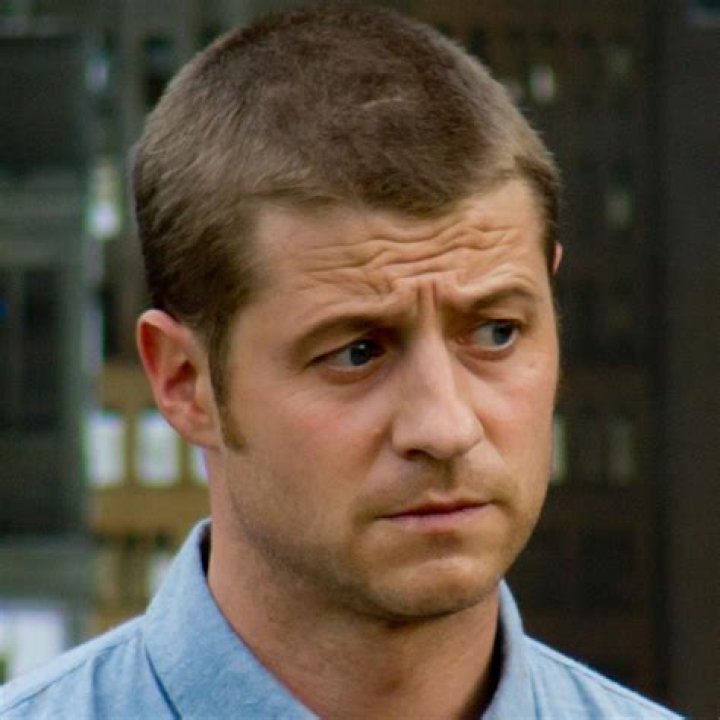 Benjamin McKenzie - Bio, Net Worth, Height
