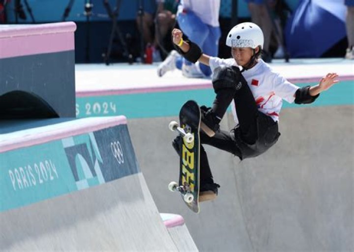 Chinese Teenage skateboarder Zeng sets eyes on Paris 2024 - Xinhua