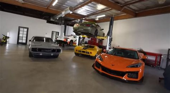 Emelia Hartford Latest Car Collection & Net Worth