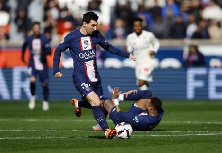 Lionel Messi scores for PSG in 4-3 win vs. Lille
