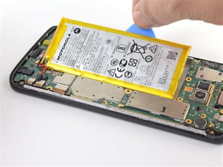 Moto G6 Battery is draining while its plugged on for charging?