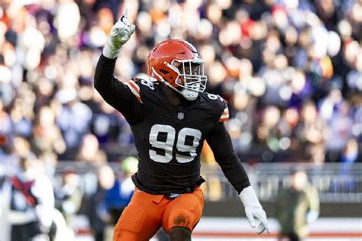 Reports: Browns re-sign edge rusher Za'Darius Smith, DT Mitchell Hurst | National