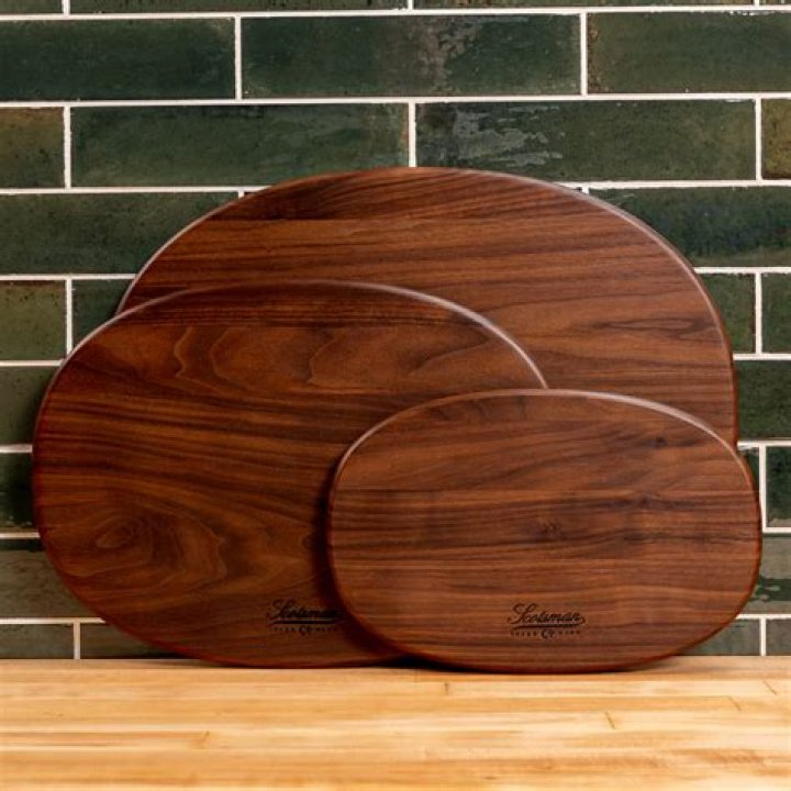 Scotsman Co. Walnut Oval Cheese Board
– Laurel Mercantile